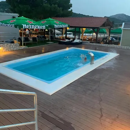 Vikendica Mobilheim Hela Mit Pool Mitten In Einem Olivenhain *