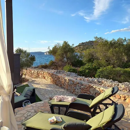 Holiday home Mobilheim Hela Mit Pool Mitten In Einem Olivenhain Pristanisce